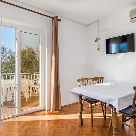 Апартаменты 2 Bedroom Awesome In Rab