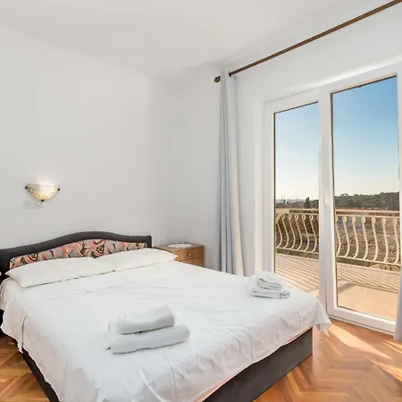 Апартаменты 2 Bedroom Awesome In Rab Palit