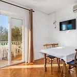 Apartment 2 Bedroom Awesome In Rab