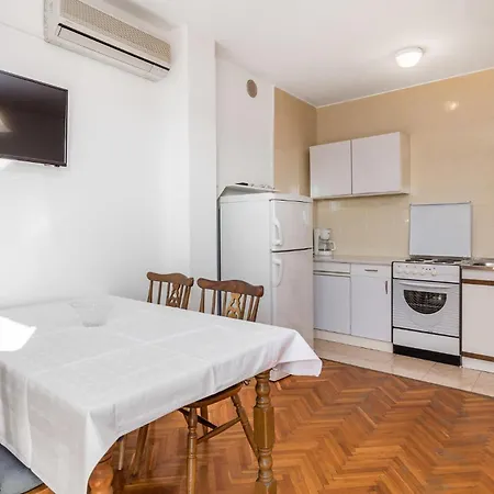 アパート 2 Bedroom In Rab Palit